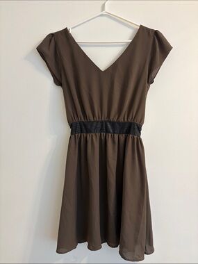 Brown V-Neck Short Sleeve Dress with Elastic Waist